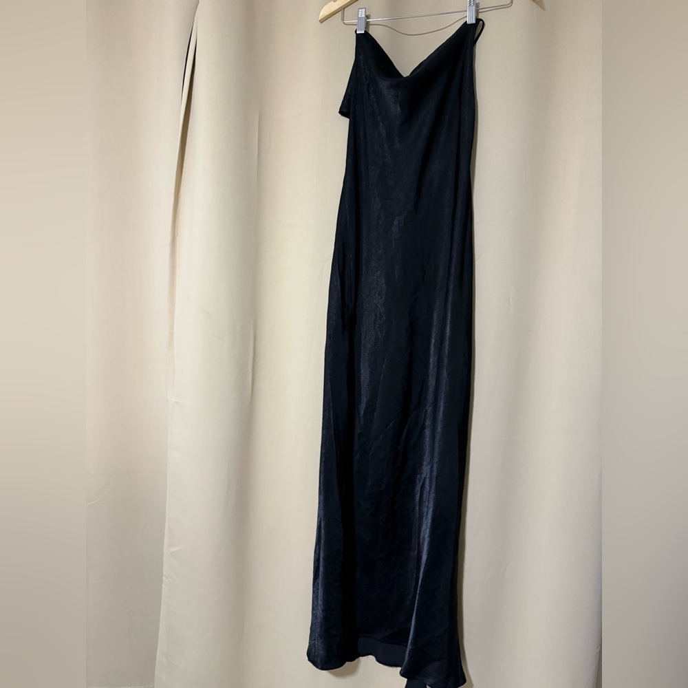 🔥 🔥 Summer Sale! Revolve Black Side Slit Satin Dress - Picture 6 of 8